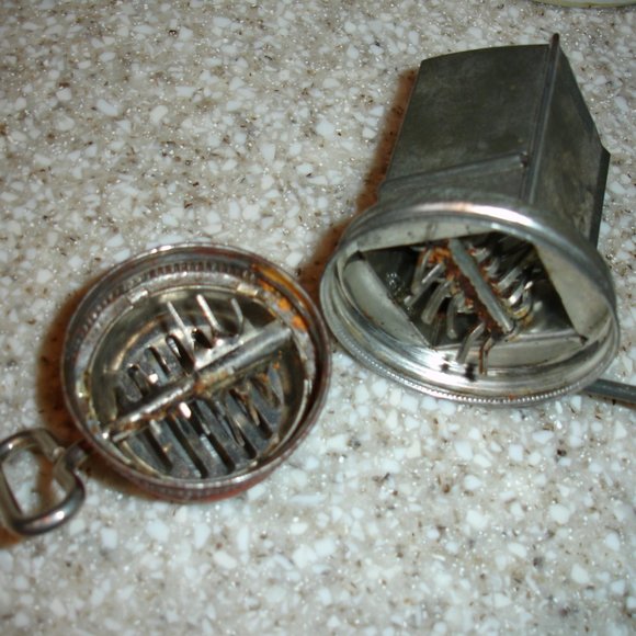 Bundle of 2 Vintage Nut / Spice Choppers or Grinders - Kitchen Primitive - Works - Picture 5 of 9